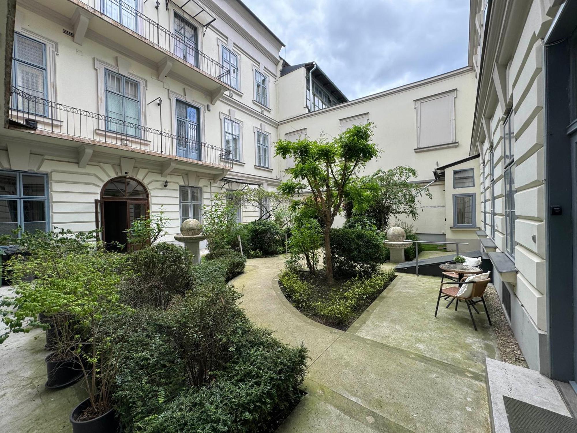 شقة Hidden Gem With Terrace On The Andrassy Fashion Road بودابست المظهر الخارجي الصورة
